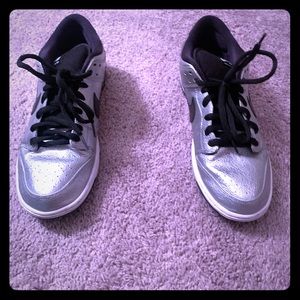 Low top silver dunks